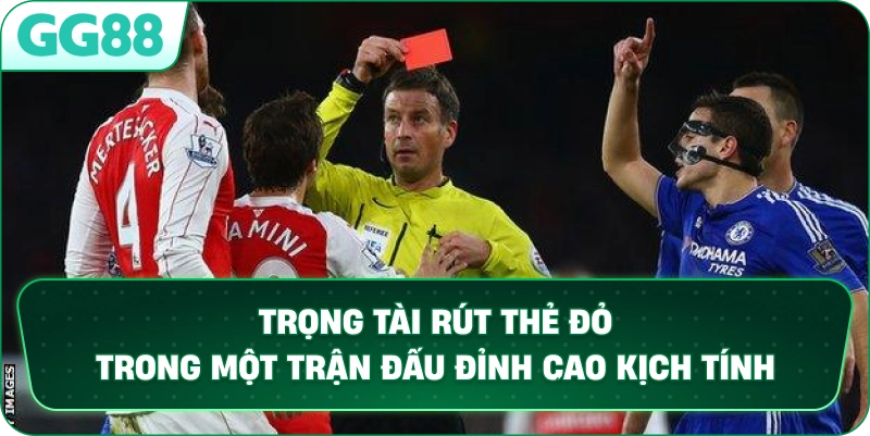  Trọng tài rút thẻ đỏ trong một trận đấu đỉnh cao kịch tính.